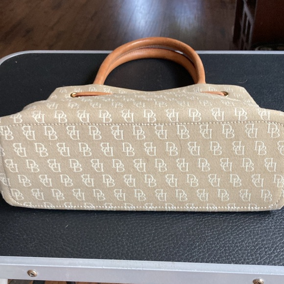 Like new, small Beige Dooney Fabric bag - Picture 5 of 5